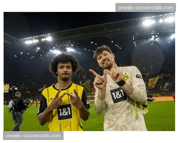 看台花絮:多特蒙德远征球迷在伯纳乌高唱队歌直至终场 看台花絮:多特蒙德远征球迷在伯纳乌高唱队歌直至终场