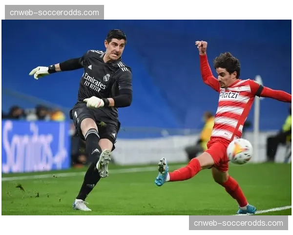 战术复盘：皇马如何通过边路击溃格拉纳达的密集防守