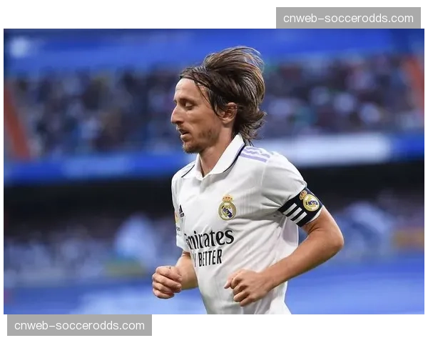 特写镜头：老将莫德里奇在训练中指导年轻队友如何进行中场无球跑动拦截